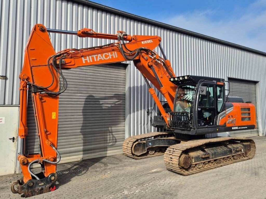 Crawler excavator Hitachi ZX 250 LC N-7- Photo 2