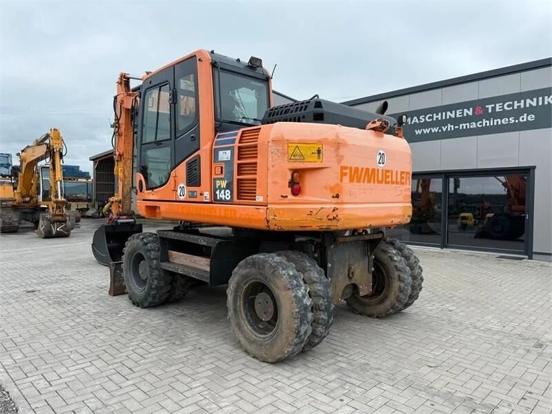 Wheel excavator Komatsu PW148-8- Photo 3