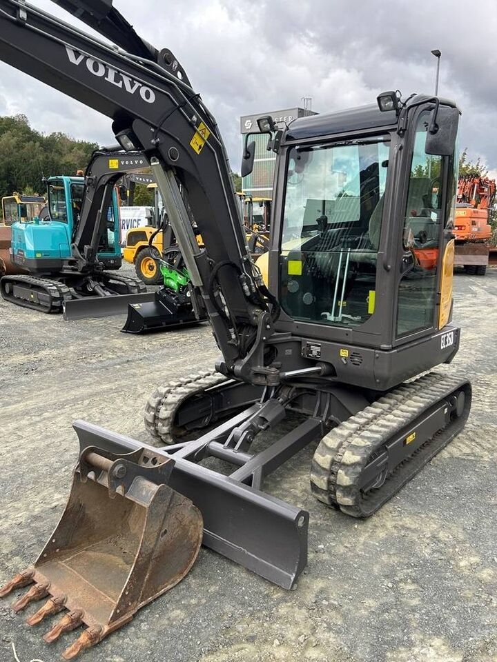 Mini excavator Volvo EC 35 D- Photo 2