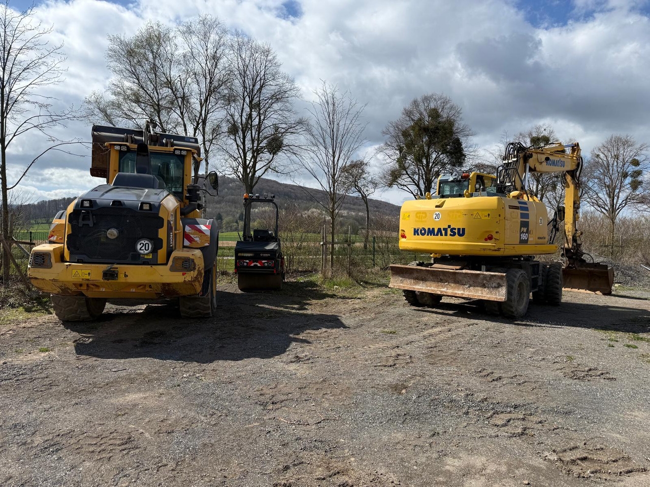 Wheel excavator Komatsu PW 160-10 come and make a race Komatsu PW 160-10 come and make a race- Photo 2
