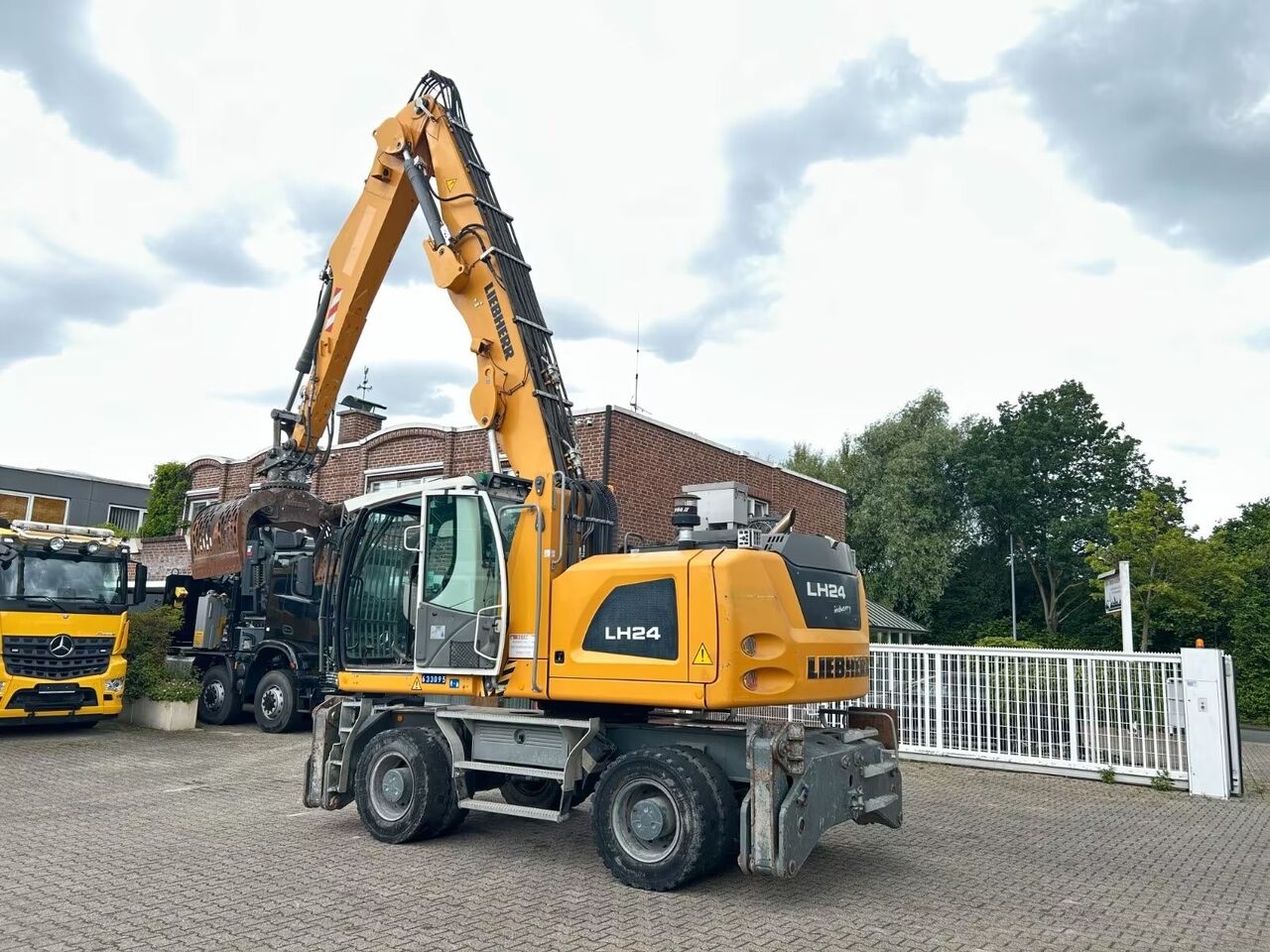 Mobilbagger Liebherr LH 24 Litronic mit Abbruch- / Sortiergreifer- Photo 3