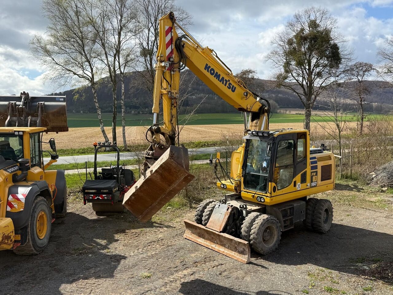 Pelle sur pneus Komatsu PW 160-10 come and make a race- Photo 3
